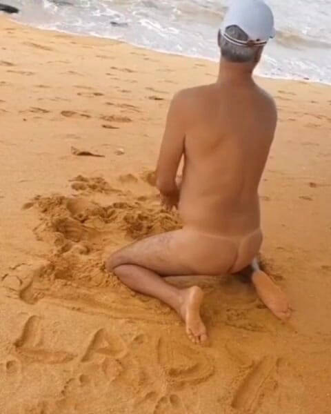 Ladysilvas: Ladysilva समुद्र तट पर नग्न होकर सेक्सी टैन लाइन के साथ अपनी सेक्सी तन दिखा रही है