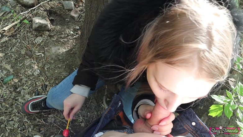 Stacy Starando: Junges mädchen gibt ihrer freundin einen blowjob im park!