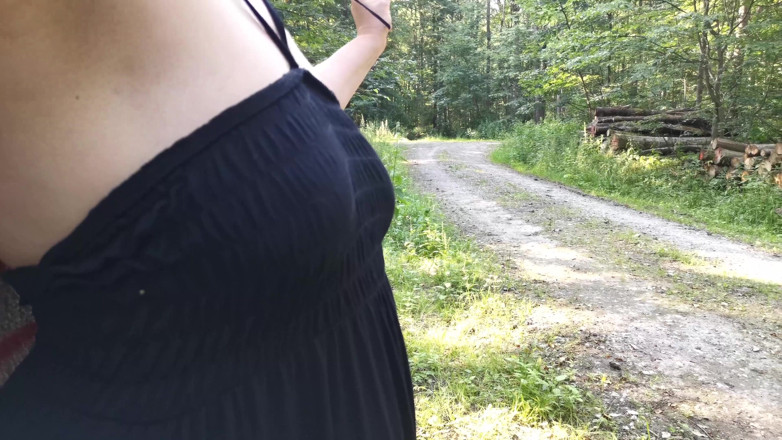 Bouncy Tits Action: Kozy v černých šatech - fackování venku