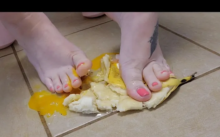 Goodgirldiaries: Smashing Your Cock and Balls, Food Squishing