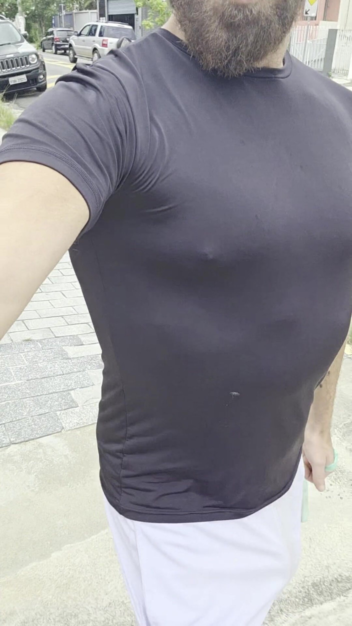 BBIG: ストリートで私の大きな膨らみのペニスがフリーボールをしている