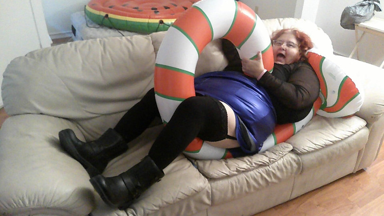 BBW nurse Vicki adventures with friends: La Bella E Grossa Infermiera Vicki Cerca Di Schiacciare Il...