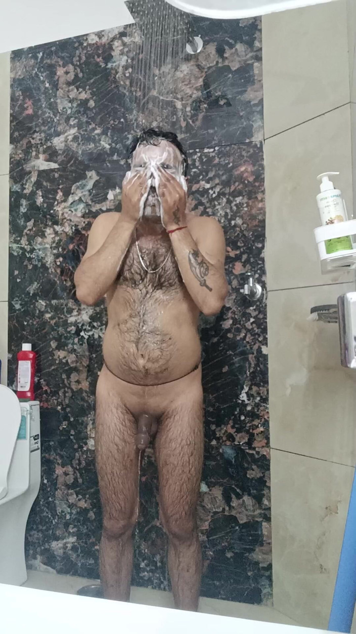 Rajasthani-old-lover:  Indiano homem tomando banho