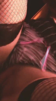 Chic Threesomes Cena 2: Loira e Morena MILF compartilham uma foda e gozada em um trio elegante