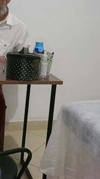 Ein patient geht zum frauenarzt und bekommt am ende einen cumshot in ihre muschi