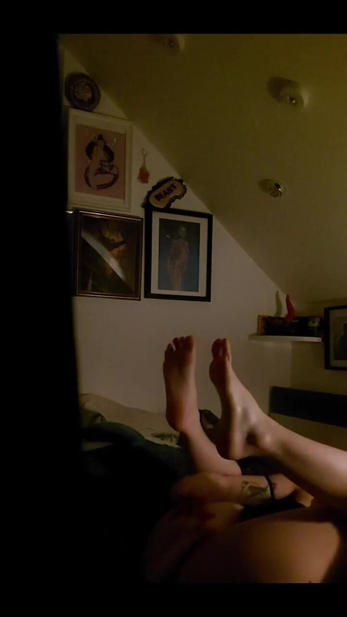 CherryOrchid: POV jsi můj peeker spolubydlící bloudící do mé ložnice v...