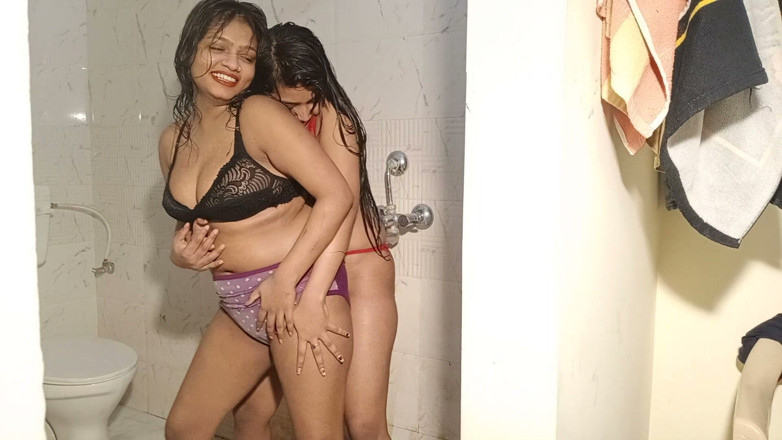 Indian Lesbians: Frumoase iubite lesbiene desi sex la duș cu aburi