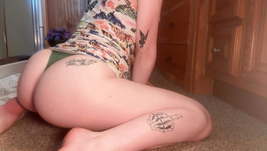 Kinkee Karma: Curva excitată cremă și ejaculează tare pe vibratorul ei