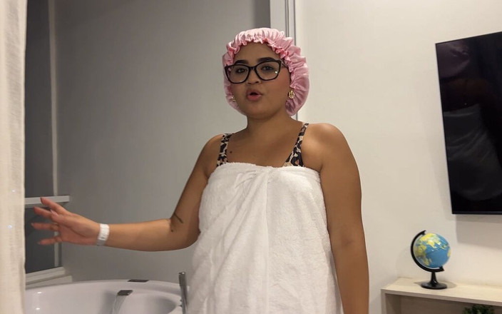 Yohamedi: Stiefmoeder Slet Baadt Naakt Met Stiefzoon in Jacuzzi En Vraagt...