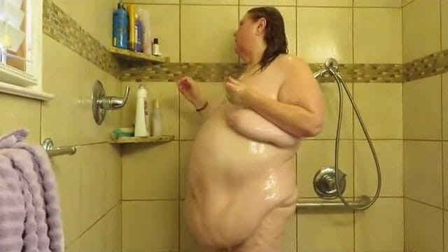 BBW nurse Vicki adventures with friends: Je me lave la douche avec ma grosse éponge et taquine...