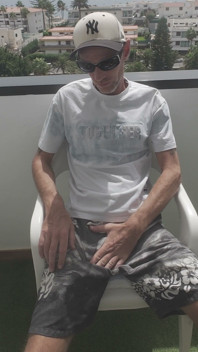 Un străin la o stațiune nudistă mi-a supt pula grasă de 22 de cm
