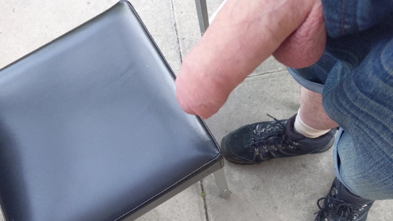 Rockardglans: Großer unbeschnittener schwanz, masturbation im freien mit Jeans shorts - rockardglans