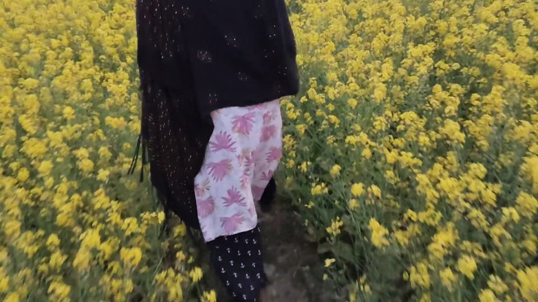 Sexydebart: Вывел невестку соседа на горчичное поле