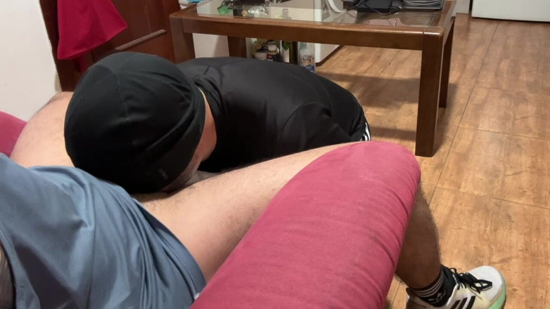deeptx1: Jock dominant își întinde picioarele și are parte de un sex oral adânc în...
