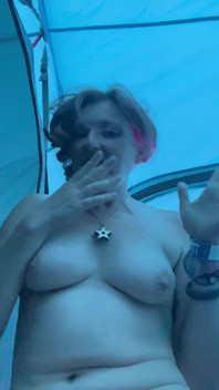 Wenn Ein Schnelles Pissen in Eine Flasche in Dein Zelt Zum Strippen Führt Und Ein Freches Kleines Titten Und Spielen!