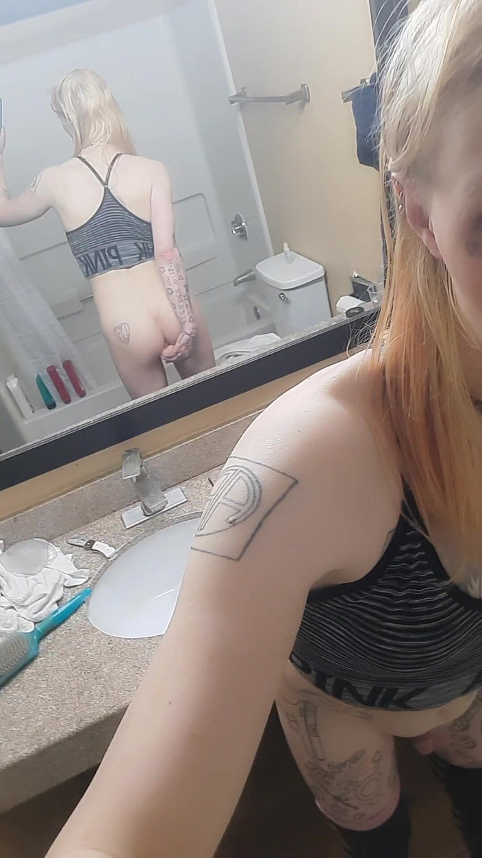 Lynn Kaotik: Transflicka tömmer kondom i ansiktet och knullar sin dildo