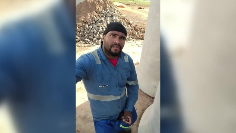 TheBlacKHunterr: Înainte de a pleca acasă, muncitorul dă asta la locul...