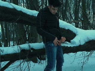 Idmir Sugary: Winter Jerking off on the Tree