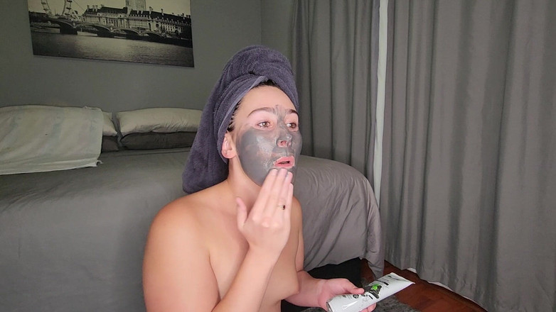 domslutfucker: Cewek gemuk ini lagi asik muasin memeknya sendirian di saat...