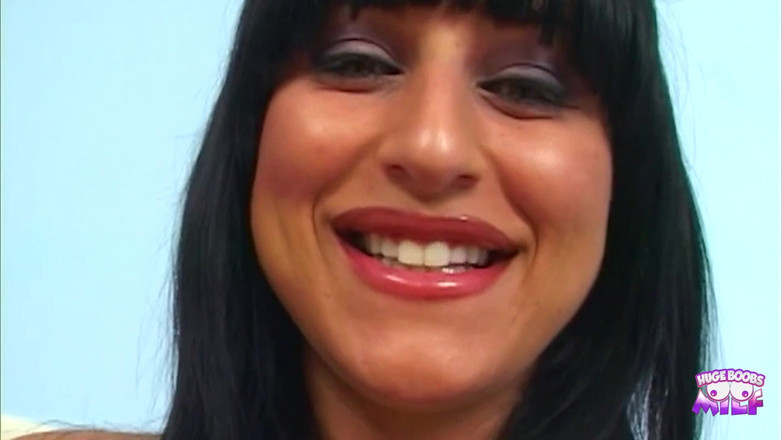 Huge Boobs MILF: Супер гаряча блондинка-бомба займається приголомшливим сексом після того, як вона отримує квітку