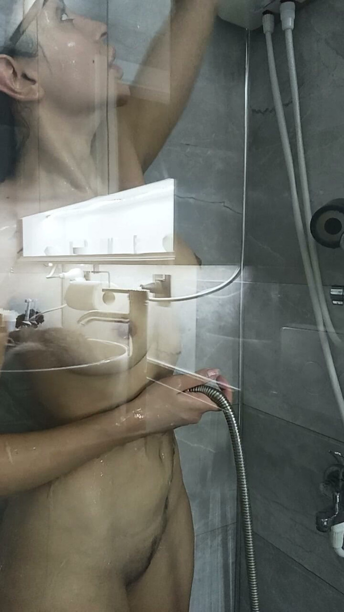 Esmer Tarcin: ดูฉันเปียกในห้องอาบน้ํา