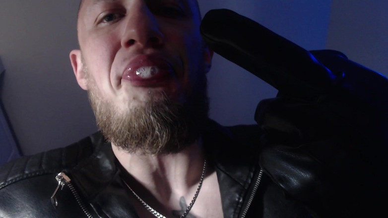 Hunky time: Ojczym klapsy i karmi ślinę