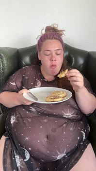 Riesige hungrige bBW stopft sich beim frühstück