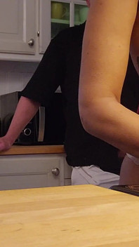 Esposa Caliente Se La Follan Por Detrás Mientras Cocina