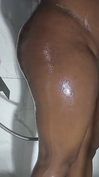 Chupando una polla grande en la ducha, me emocioné mucho, le pedí que me follara