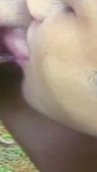 Cachonda travesti de gran polla follada en apretado culo por polla gruesa