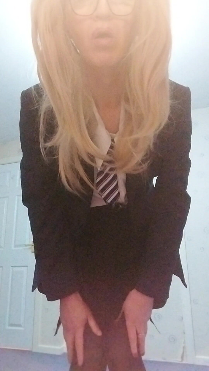 Cindy Belfast: Cindy adore son uniforme