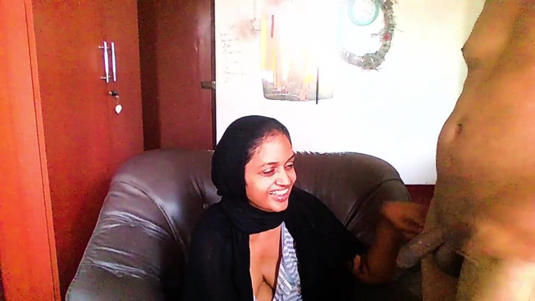 Tina Baby: Мамка в хіджабі щодня мала відвідувача, коли чоловік йде на роботу.