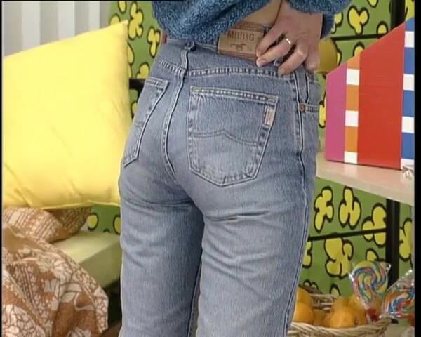 YOUR FIRST PORN: Niegrzeczna Sophie w deszczu prezerwatywy