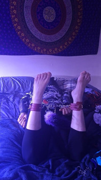 Piedi e catene auto bondage e coda