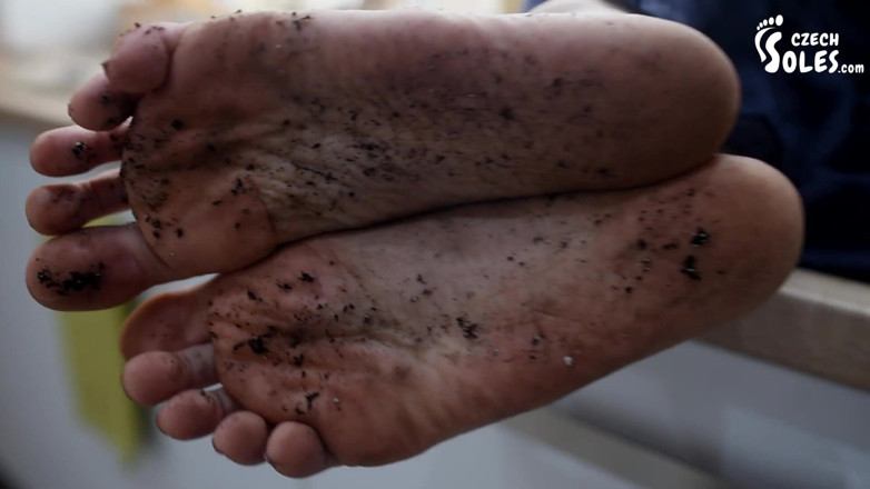 Czech Soles - foot fetish content: Хочешь очистить мои грязные подошвы?