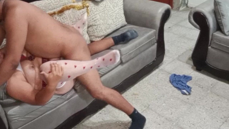 Sofixxx: Zralá babička se obléká jako studentka, aby splnila svou fantazii