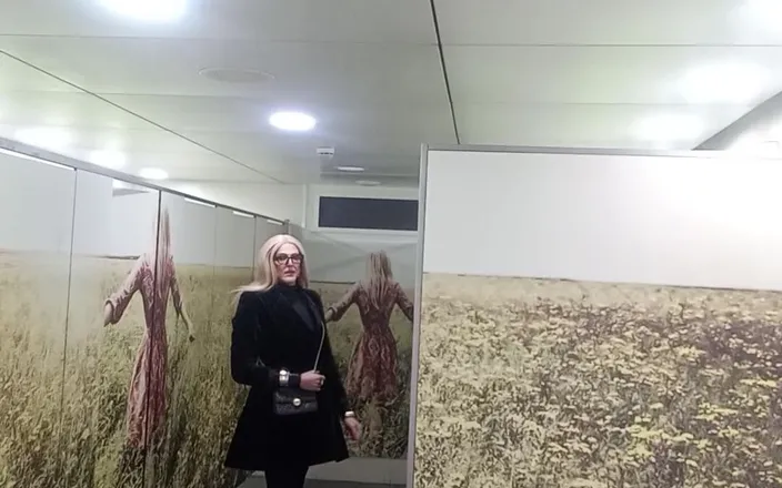 Tatiana Zorrita: Blonde in Gallerie
