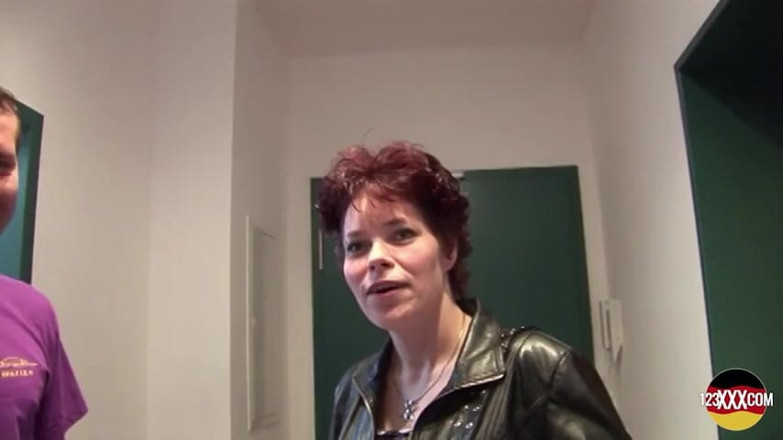 123XXX - 100% Amateurs: Kurzhaarige deutsche dame in strümpfen will auf ihre muschi kommen