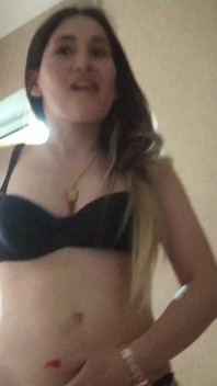 Ma copine vient dans ma chambre et on baise