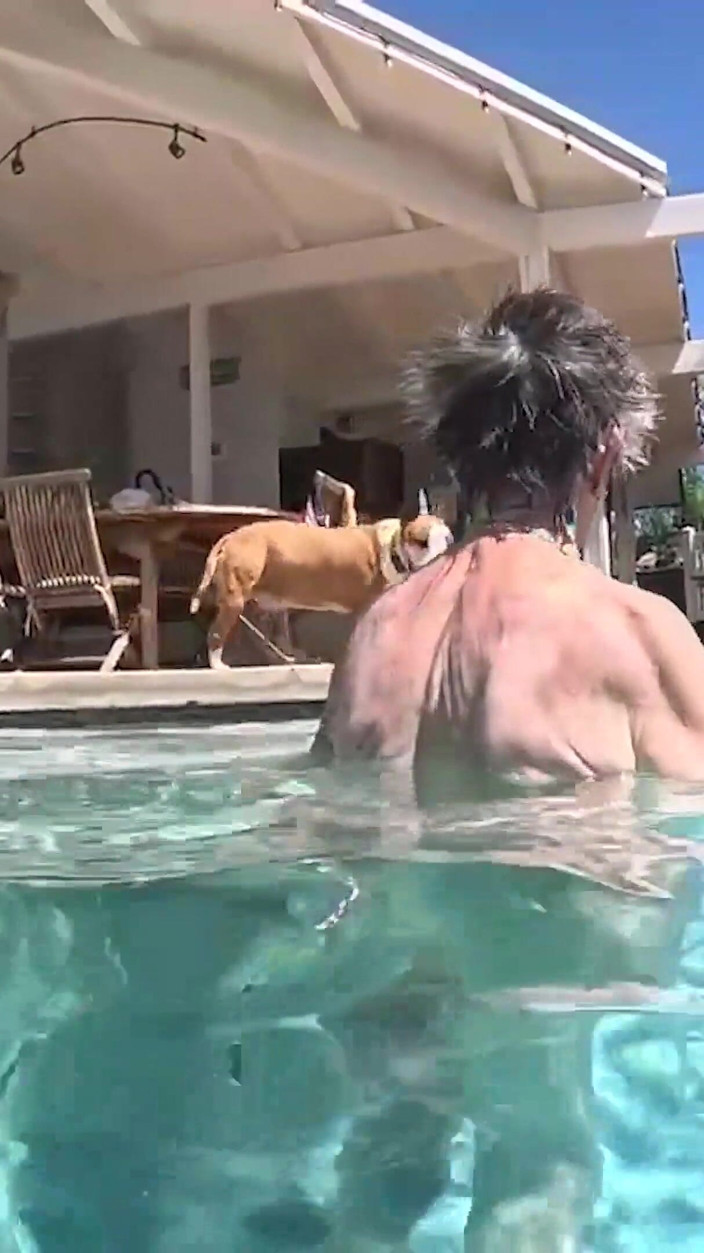 FromThisNight: Riprese in piscina over/subacquee e una lunga doccia all'aperto al...