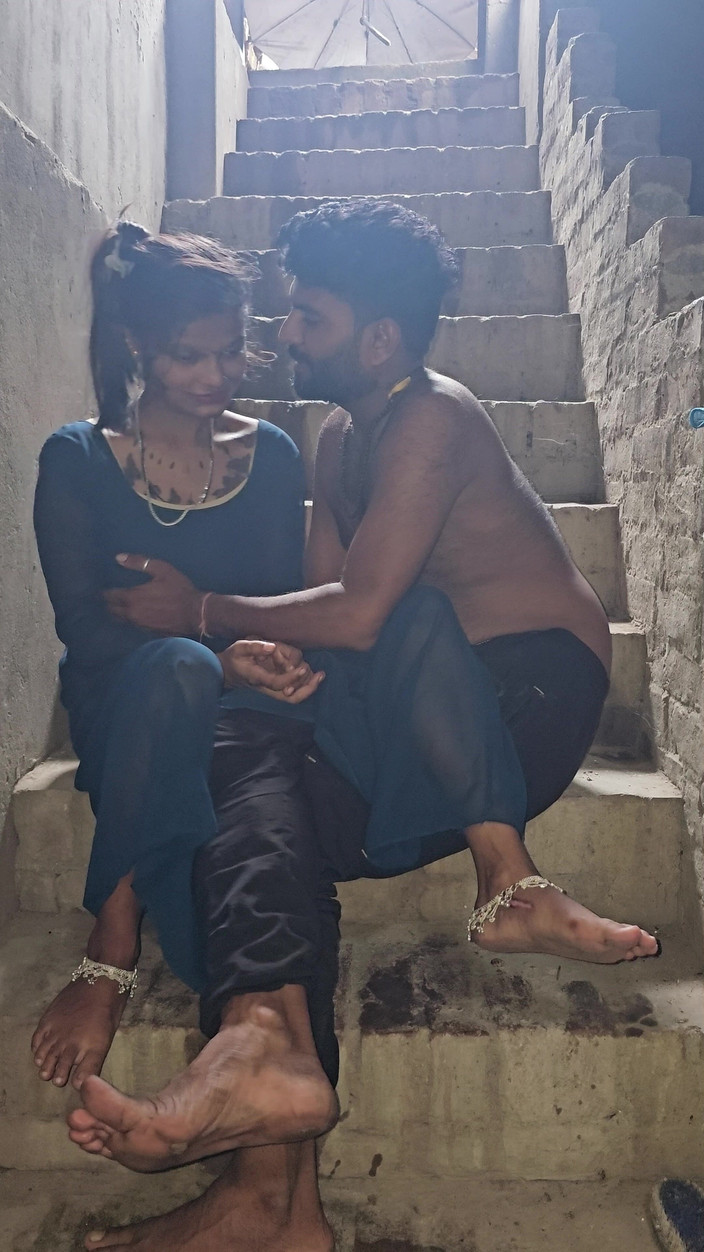 Aalox: देसी भारतीय हॉट लड़की अपने दोस्त के साथ चुदाई करती है