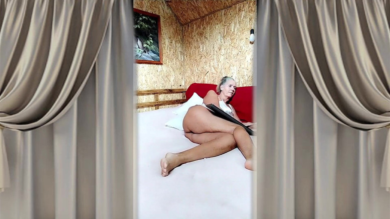 Lukerya: Gospodină sexy Lukerya. Cur mare pe un pat mare.