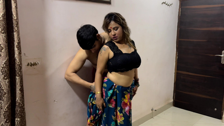 Baby Tina: Abang ipar desi India menyuap pisang adik iparnya, berkongkek dengannya,...