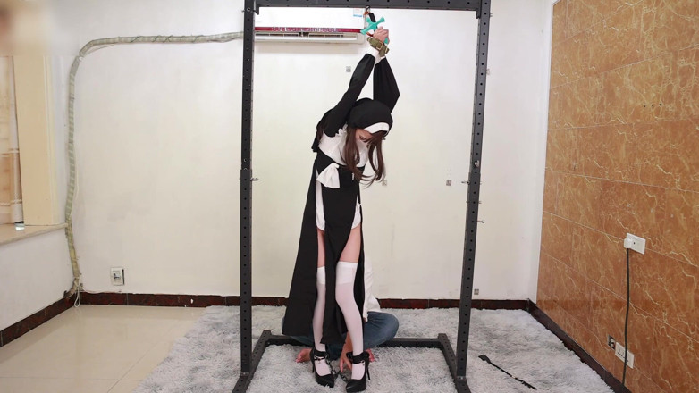 Asian bondage: แฟนสาวรับบทเป็นแม่ชีที่ถูกใส่กุญแจมือและล่ามโซ่ ถูกมัดกับโครงเหล็ก