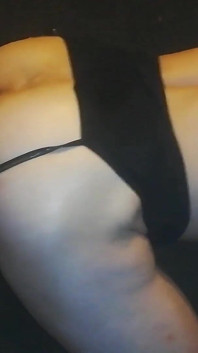 Sissy femboy entraîne son boyhole avec un gros gode