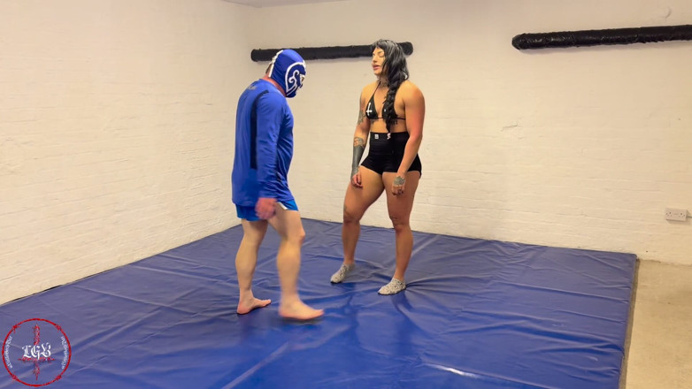 She Wrestle: Yaraklı adam güreşiyor ve ateşli kaslı hatun tarafından taşınıyor