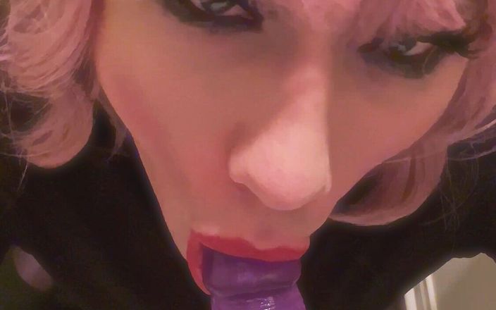 CumSlutSasha: 性感的粉红色头发陷阱喉咙大紫色假阳具