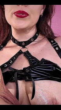 Nesta sessão de dominação feminina fumegante