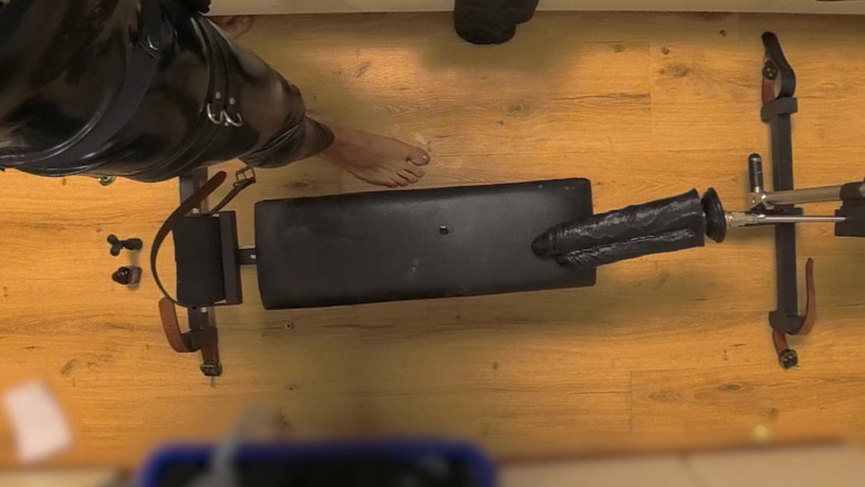 Chastitybeltboy: 섹스 머신 기둥과 더블 딜도의 Latex Chastity Cage 계집애