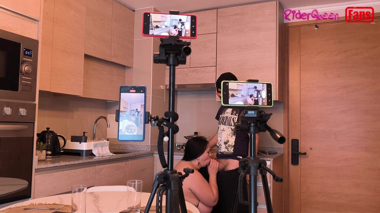 Riderqueen: Video cho người hâm mộ - con trai riêng đến thăm mẹ...